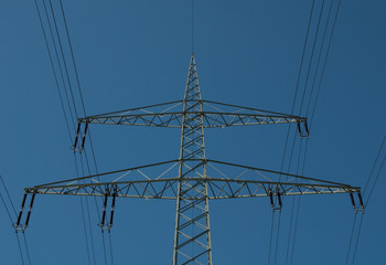Stahlgittermast einer Hochspannungsleitung