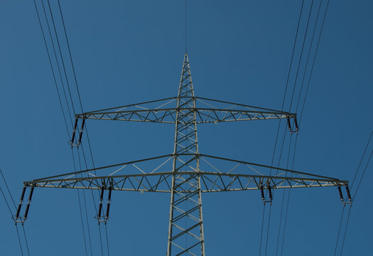 Stahlgittermast einer Hochspannungsleitung