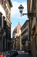 Fototapeta na wymiar Ulica Florencji z kopuły katedry w tle