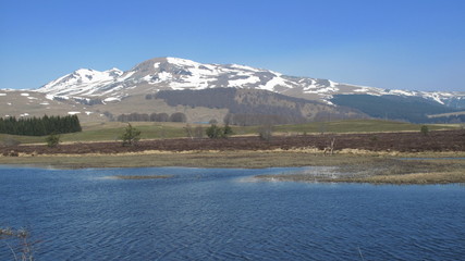 Obraz premium Lac au pied d'une montagne