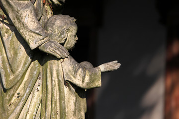 Statue an der Lutwinuskirche in Mettlach