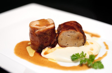 Chicken breast with sauce and lettuce