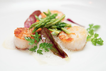 Grilled scallops with asparagus and molecular froth