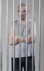 homme en prison attente de jugement