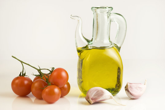 oliera con pomodorini e spicchi d'aglio