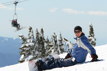 Fototapeta na wymiar Female snowboarder on the slopes.