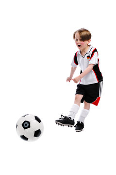 Junge schießt Fußball