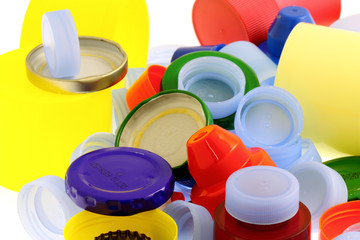 bouchons plastiques et métal, fond blanc