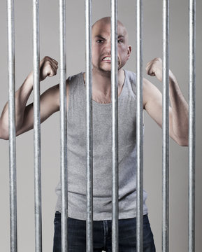 jeune homme menaces en prison