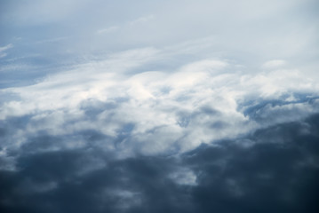 Obraz premium Contrast clouds with wind at sunset