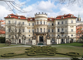 Deutsche Botschaft Prag, Rückansicht