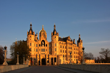 Fototapeta na wymiar Schloss Schwerin im Abendlicht
