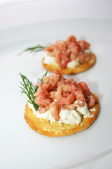 Cracker mit Nordeekrabben und Frischkäse