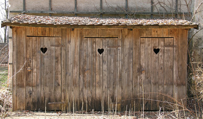 Stille Örtchen mit klassischem Herz in der Holztür