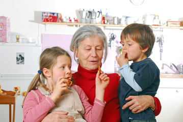 Oma und Enkel knabbern