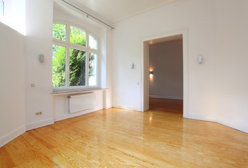 Heller Raum mit Parkettboden