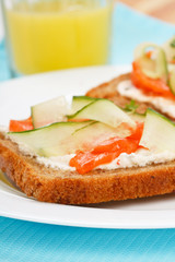 Toast with vegetables and fish.