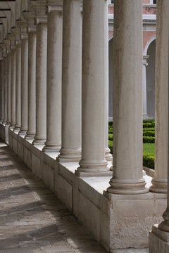 säulen im klostergarten