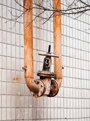 Gas pipeline with valve