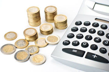 Taschenrechner mit Notizblock und Geldstapel