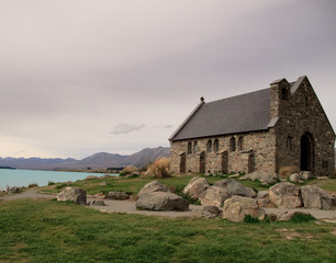 Fototapeta na wymiar Stary kościół obok jeziora Tekapo