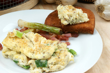 Rührei mit gebratenem Speck