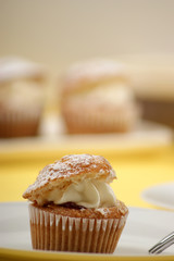 Scones mit Sahne auf einem Teller