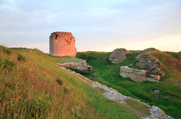 Fototapeta na wymiar Krymskiej starożytnej fortecy widok zachodu słońca (Ukraina)