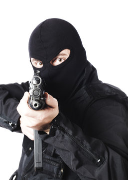 snaper cagoul&eacute; visant avec son arme