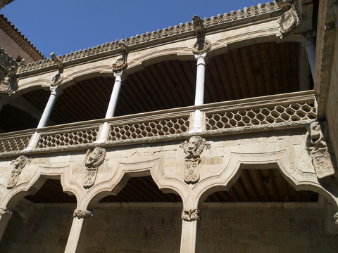 Patio plateresco de la Casa de las Conchas en Salamanca