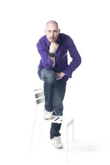 Fototapeta premium jeune homme posé en réflexion,
