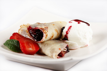 pancakes with strawberry and cream