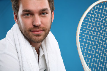 cooler junger mann sportlich mit tennisschläger