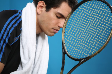 cooler junger mann sportlich mit tennisschläger