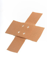 Heftpflaster auf weiss gekreuzt