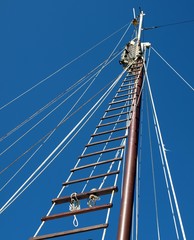 Obraz premium segelmast vor himmel
