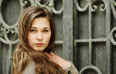 Obraz premium Beautiful asian girl by the forged gates