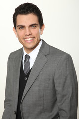 junger mann im anzug vor weißem hintergrund