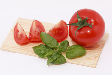 Tomate mit Basilikum