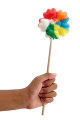 Main d'enfant tenant une sucrerie multicolore