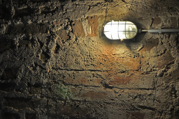 Kellerlampe auf Ziegelwand