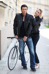 Obraz na płótnie Canvas Paar in Lederjacke mit Fahrrad