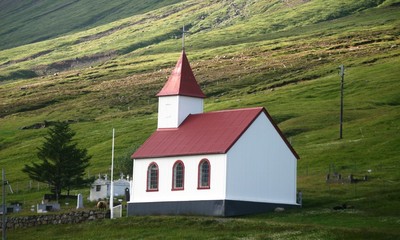 Fototapeta na wymiar Kościół i cmentarz w Mjoifjordur