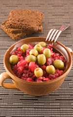 vinaigrette in a pot with black bread