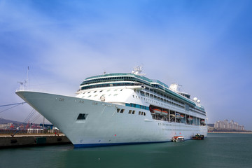 Fototapeta na wymiar luxury white cruise ship