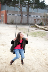 junges Mädchen schaukelt