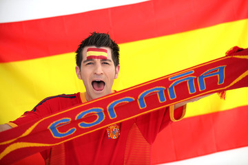 Jeune supporter aux couleurs de l'Espagne