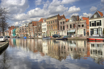 Fototapeta na wymiar Kanał w Leiden, Holandia