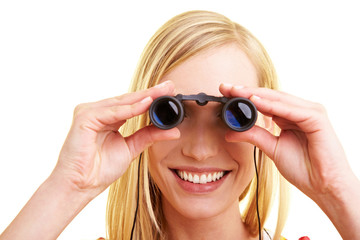 Frau schaut durch Fernglas