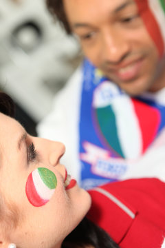 Jeune femme maquillée aux couleurs de l'Italie